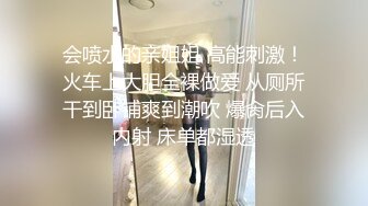 官方售价39元吊带花裙美女和姐妹喝完喜酒在路边等车穿着性感白色微透蕾丝内勒出逼缝隙露出内裤路人视角都能看到