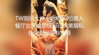 精品偷拍坑闺蜜系列合租房浴室偷拍漂亮女室友洗澡最理想的臀形上厕所的表情很销魂