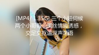 珠寶店監控被黑偸拍店鋪打烊後,大波收銀員騷婦與保安大叔用收銀機看A片欲火焚身後長椅當床打炮,內射呻吟聲刺激